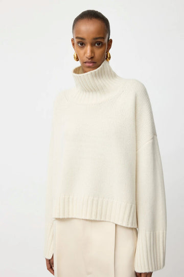 Soft Goat Girlfriend Turtleneck Feather White